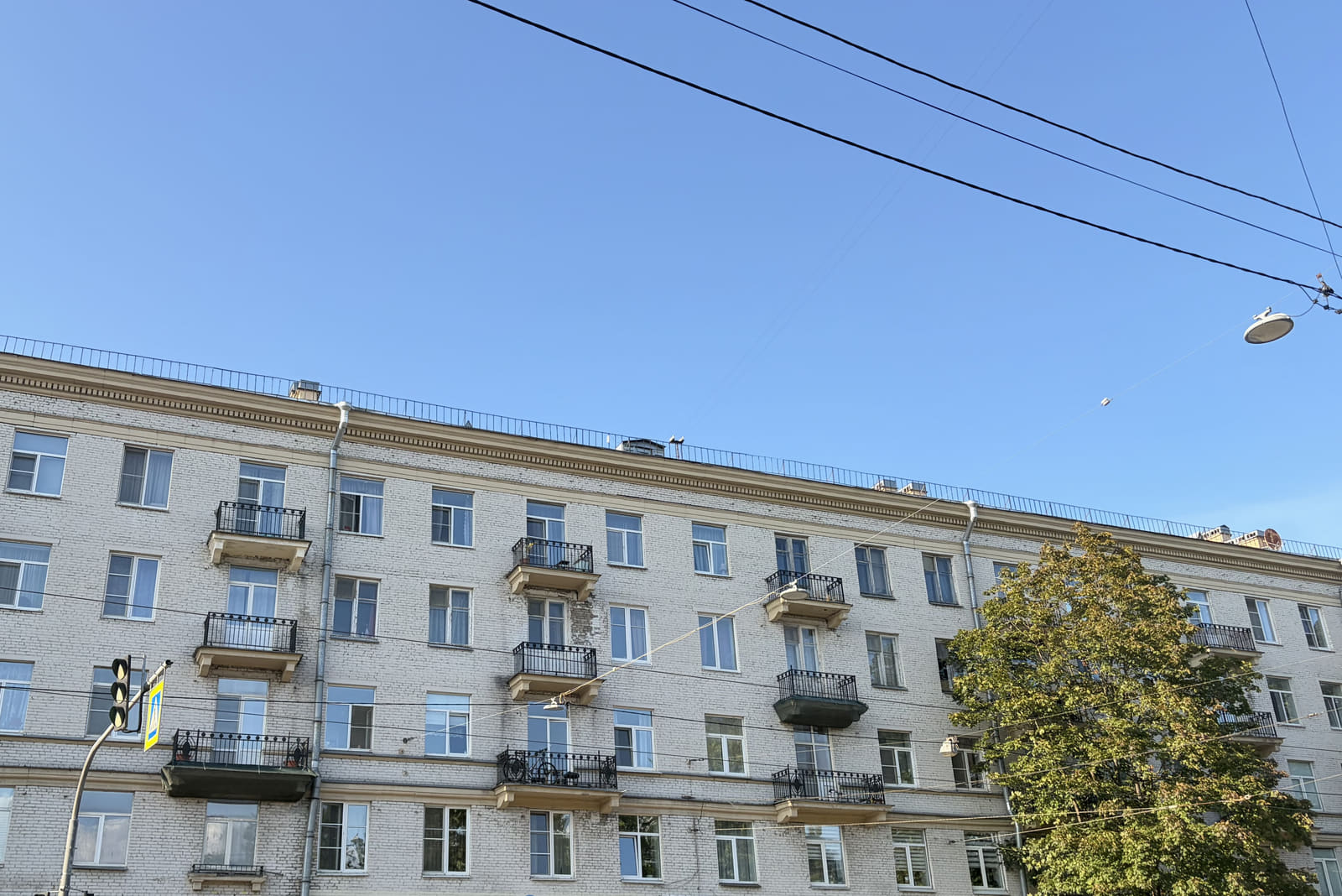 Многоквартирный дом старой постройки в Санкт-Петербурге