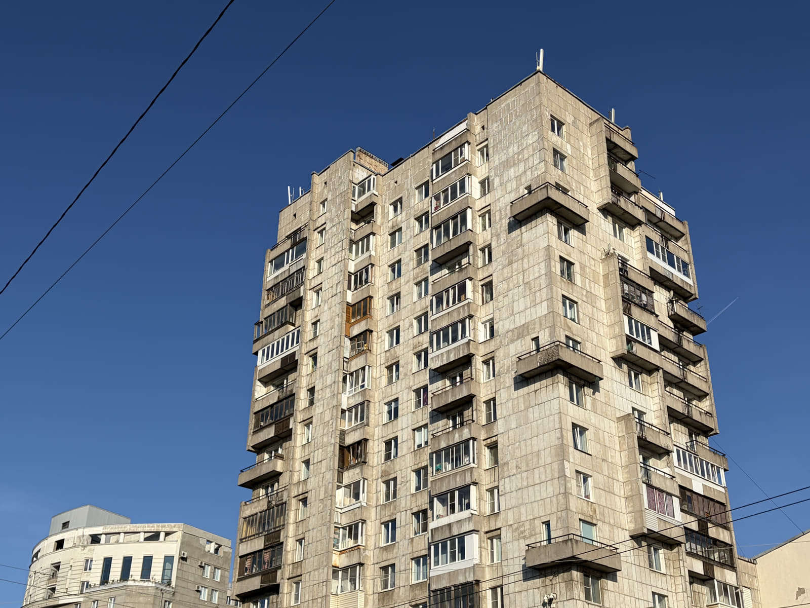 Панельный жилой дом типовой застройки в Москве