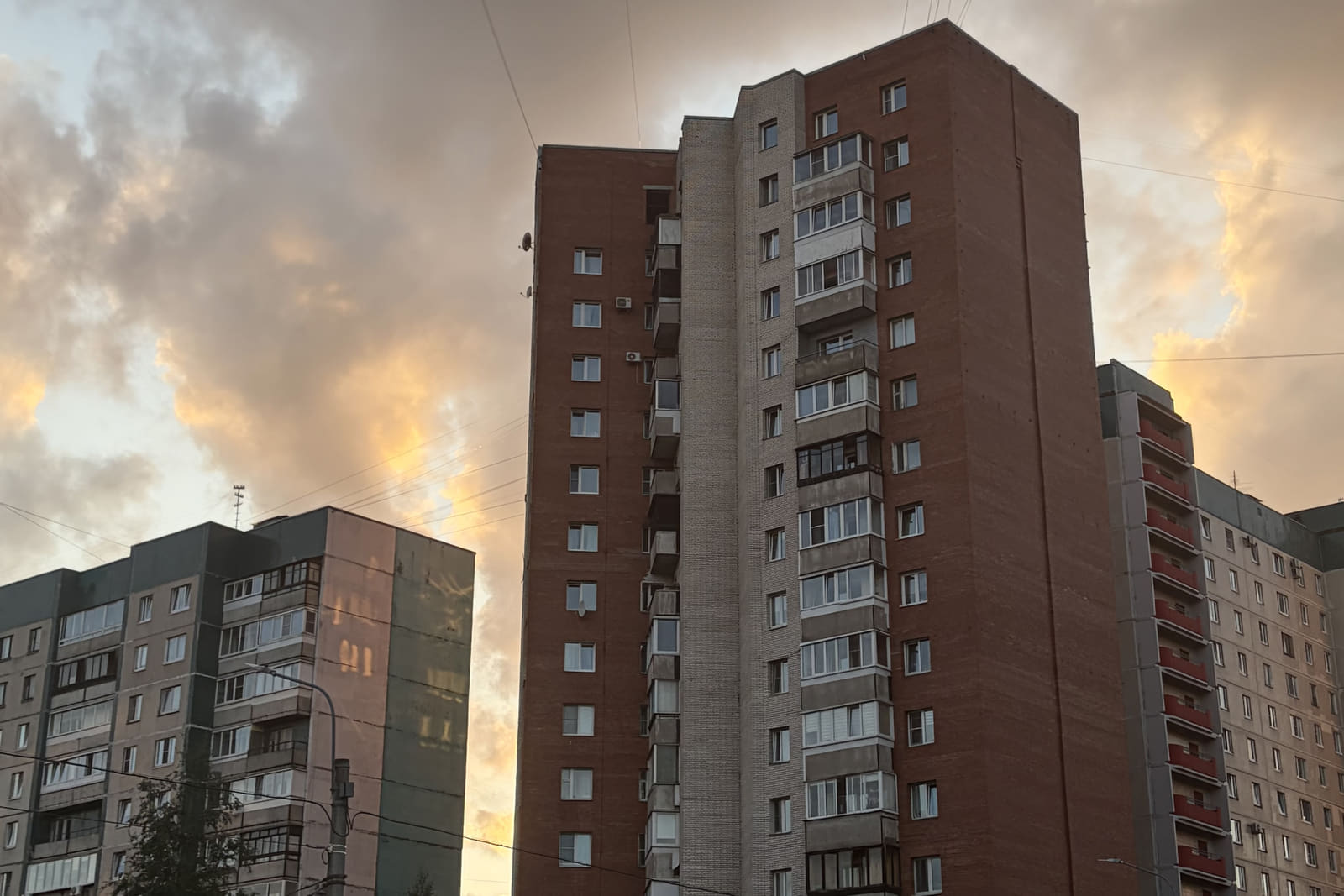 Жилой дом на закате